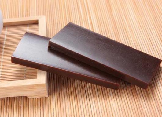 藥店阿膠糕可以刷醫?▎幔堪⒛z吃過量有什么不良反應 藥店阿膠糕可以刷醫?▎?阿膠吃過量有什么不良反應
